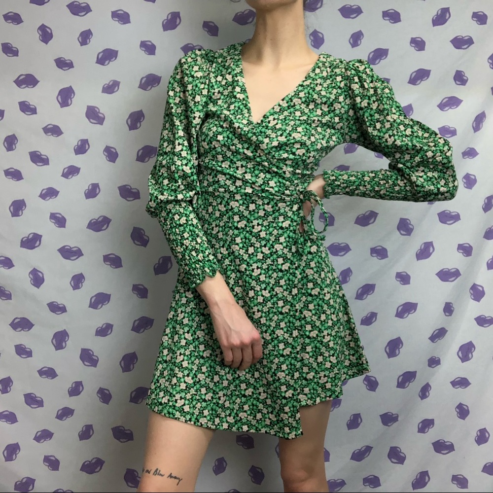 Floral Patterned Green Ruched Sleeves Wrap Dress